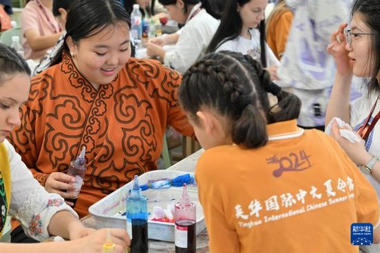 7月3日，外國學(xué)生在了解中國的染布技術(shù)。新華社記者 李然 攝