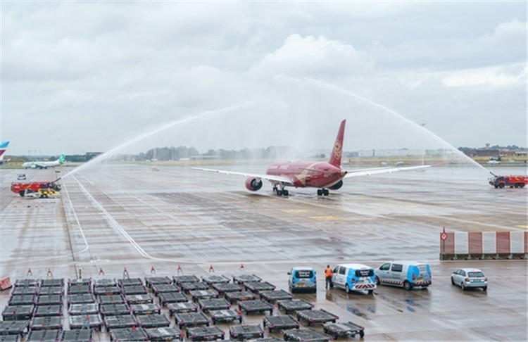 圖為布魯塞爾-上海返程航班出發(fā)前，布魯塞爾機(jī)場(chǎng)方面為返程航班舉行水門儀式。吉祥航空供圖