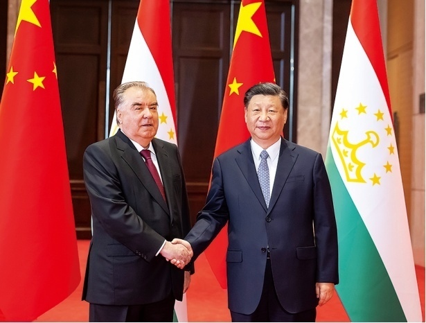 2023年5月，國(guó)家主席習(xí)近平在西安同來(lái)華出席中國(guó)—中亞峰會(huì)并進(jìn)行國(guó)事訪問(wèn)的塔吉克斯坦總統(tǒng)拉赫蒙會(huì)談。新華社記者 丁海濤 攝