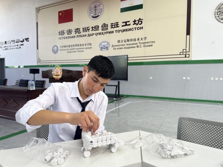 在塔吉克斯坦魯班工坊內(nèi)，學(xué)員正在操作能力源創(chuàng)新套件。本報記者 屈佩 攝