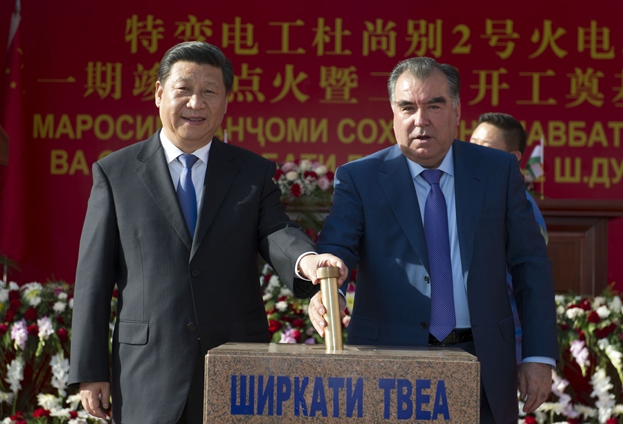2014年9月13日，國家主席習近平和塔吉克斯坦總統(tǒng)拉赫蒙在杜尚別共同出席中塔兩國重大合作項目——杜尚別2號熱電廠一期工程竣工儀式、二期工程開工儀式。這是習近平和拉赫蒙一同將裝有兩國元首簽名二期工程奠基紀念頁的金色金屬管放入水泥墩中。新華社記者 黃敬文 攝