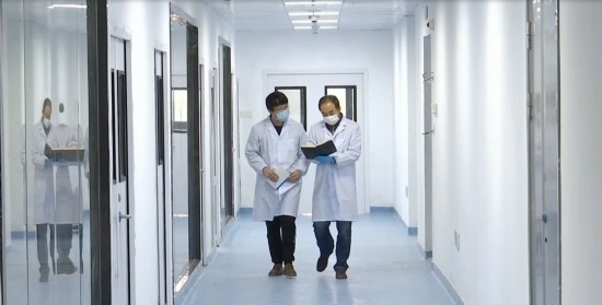 中國(guó)科學(xué)院贛江創(chuàng)新研究院科研人員在交流。（贛州市贛縣區(qū)融媒體中心供圖）
