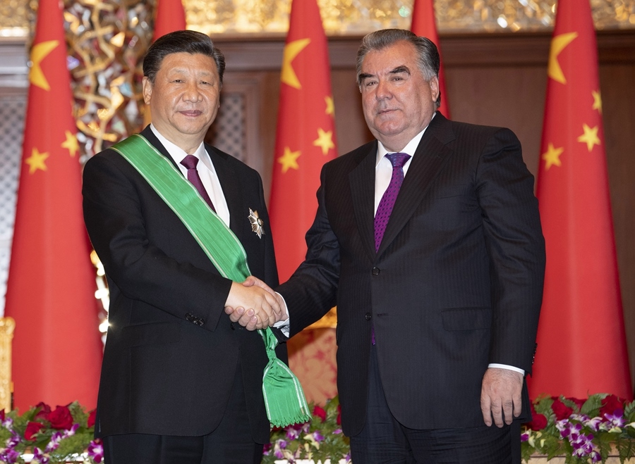 2019年6月15日，國家主席習近平在杜尚別出席儀式，接受塔吉克斯坦總統(tǒng)拉赫蒙授予“王冠勛章”。新華社記者 沙達提 攝