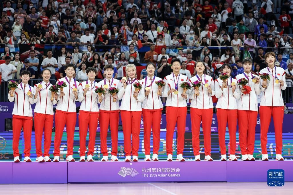 2023年10月5日，在杭州亞運(yùn)會(huì)籃球項(xiàng)目女子決賽中，中國(guó)隊(duì)以74比72戰(zhàn)勝日本隊(duì)，奪得冠軍。圖為中國(guó)隊(duì)球員在頒獎(jiǎng)儀式上。新華社記者 潘昱龍 攝
