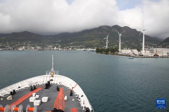 7月5日，中國(guó)海軍“和平方舟”號(hào)醫(yī)院船抵達(dá)塞舌爾維多利亞新港碼頭。新華社發(fā)（劉志磊 攝）
