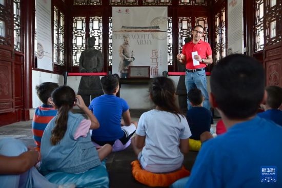 7月4日，在馬耳他桑塔露琪亞市的中國(guó)古典園林“靜園”，人們聆聽(tīng)關(guān)于兵馬俑的講解。新華社發(fā)（喬納森·博格 攝）