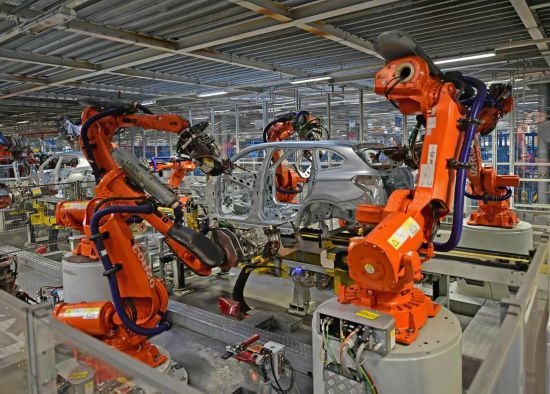 在華晨寶馬沈陽(yáng)鐵西工廠車身車間，機(jī)器臂在焊接車身（2022年2月16日攝）。新華社記者 楊青 攝