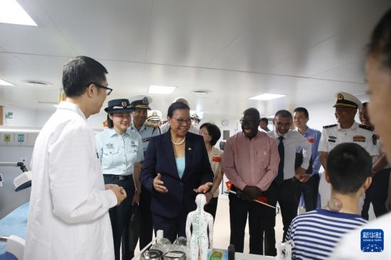 7月5日，塞舌爾衛(wèi)生部長(zhǎng)維多在中國(guó)海軍“和平方舟”號(hào)醫(yī)院船上參觀中醫(yī)診室。新華社發(fā)（劉志磊 攝）