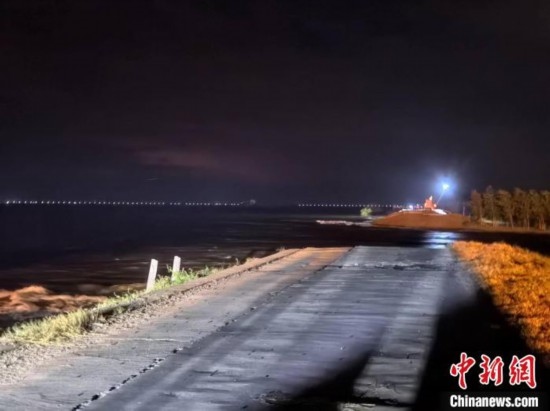 7月6日凌晨，湖南岳陽華容縣團(tuán)洲垸洞庭湖一線堤防決口現(xiàn)場(chǎng)。中新社記者 白祖偕 攝