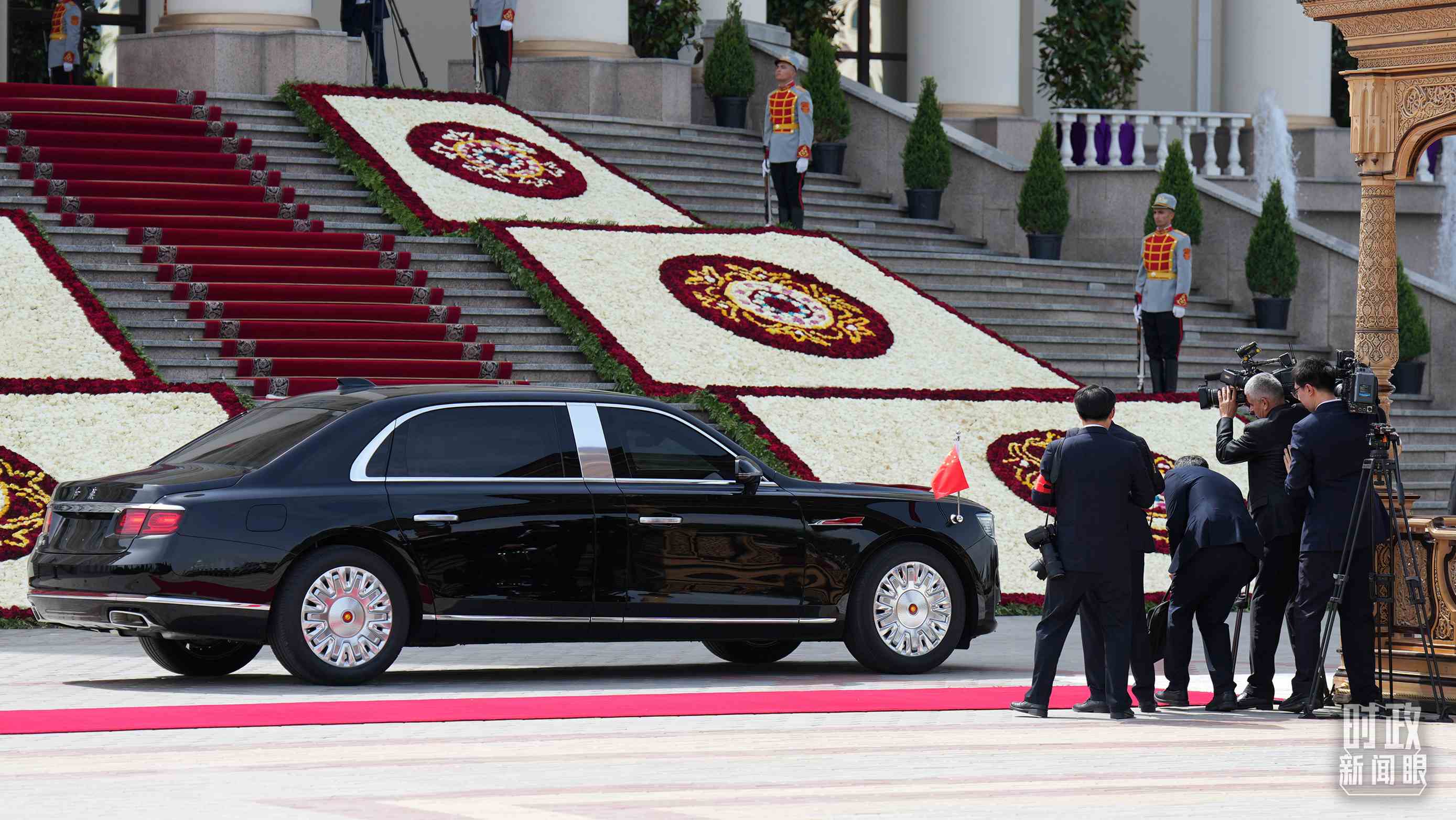 △習主席乘坐的紅旗車抵達塔總統(tǒng)府。（總臺記者李晉拍攝）