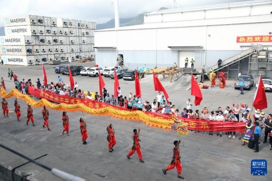 這是7月5日在塞舌爾維多利亞新港碼頭拍攝的歡迎儀式。新華社發(fā)（劉志磊 攝）