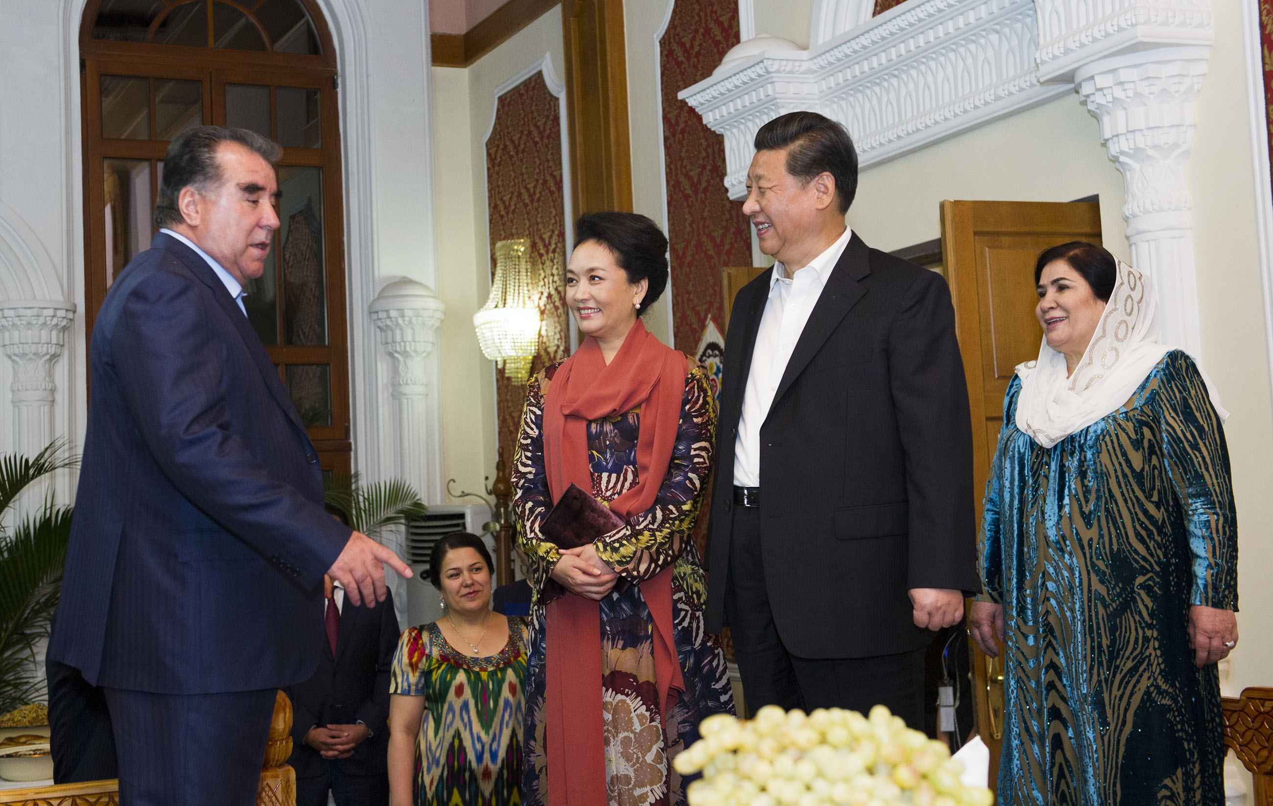 2014年9月12日，習近平主席在杜尚別出席塔吉克斯坦總統(tǒng)拉赫蒙舉行的家宴。這是習近平主席和夫人彭麗媛在拉赫蒙夫婦陪同下參觀總統(tǒng)官邸。