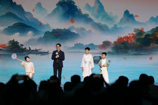 酈波與小朋友們對(duì)詩。