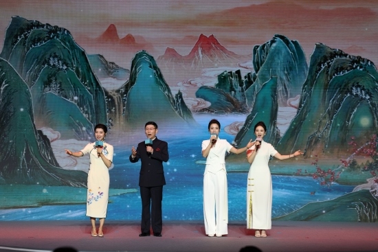 四位戲曲演員同臺(tái)獻(xiàn)唱。