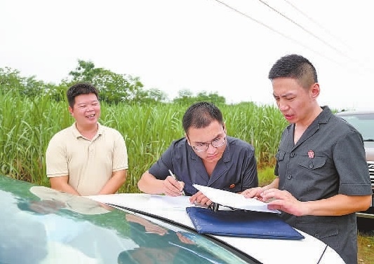 圖③：清塘后，執(zhí)行干警與某農(nóng)場負責人確認魚塘交付情況。