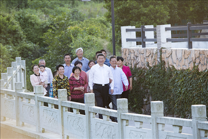 2015年5月25日，習(xí)近平總書記在浙江省舟山市定海區(qū)干覽鎮(zhèn)新建社區(qū)視察。