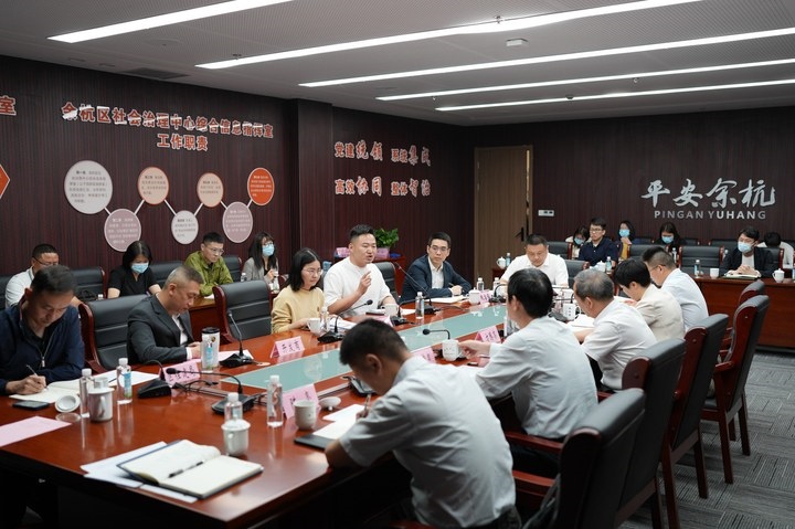由浙江省信訪局和相關(guān)部門負(fù)責(zé)人組成的下訪團(tuán)在杭州市余杭區(qū)社會(huì)治理中心接待來訪群眾。新華社記者 翁忻旸 攝