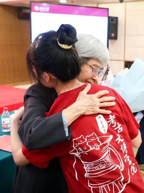 2023年，在校友向母校捐贈(zèng)儀式上，鐘芳蓉與樊錦詩(shī)擁抱。校方供圖