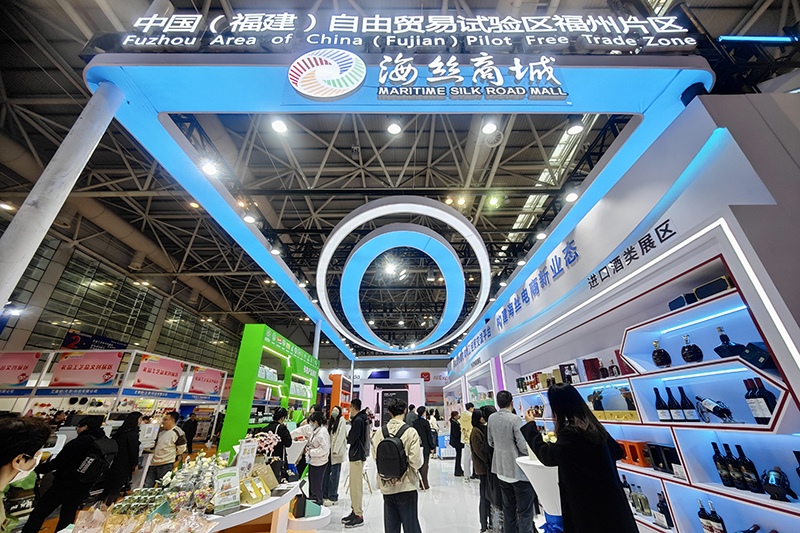 2024年3月18日，第四屆中國跨境電商交易會在福建福州開幕。展會聚焦“鏈接跨境全流域 共建電商新生態(tài)”，集聚全國80余個外貿(mào)產(chǎn)業(yè)帶的上千家供應(yīng)鏈企業(yè)。