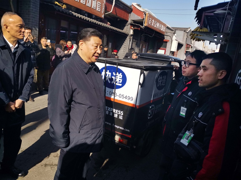 2019年2月1日，習(xí)近平總書記在北京前門石頭胡同的快遞服務(wù)點(diǎn)，看望仍在工作的“快遞小哥”。