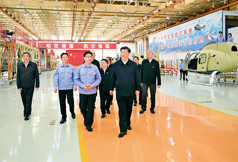 2023年10月10日至13日，中共中央總書記、國家主席、中央軍委主席習(xí)近平在江西考察。這是11日上午，習(xí)近平在景德鎮(zhèn)市昌河飛機(jī)工業(yè)（集團(tuán)）有限公司考察。 新華社記者 燕雁/攝