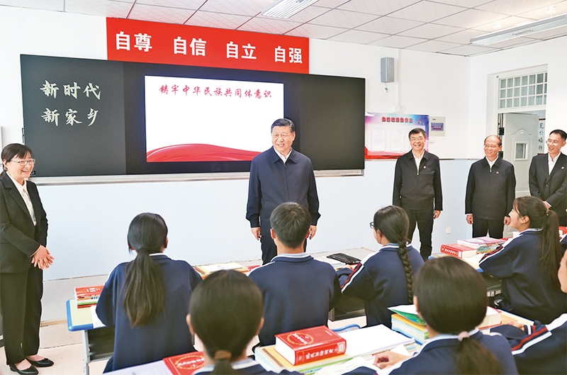 2024年6月18日至19日，中共中央總書記、國家主席、中央軍委主席習(xí)近平在青海考察。這是18日下午，習(xí)近平在果洛西寧民族中學(xué)高一（1）班觀摩“新時(shí)代、新家鄉(xiāng)”主題思政課。 新華社記者 鞠鵬/攝