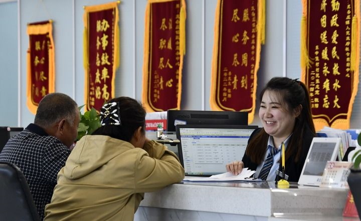 2024年3月25日，北京市大興區(qū)龐各莊鎮(zhèn)政務(wù)服務(wù)中心的工作人員耐心為群眾解答問(wèn)題。大興區(qū)龐各莊鎮(zhèn)政務(wù)服務(wù)中心用“最多跑一次”的工作理念為企業(yè)和群眾提供了便利化、精準(zhǔn)化、個(gè)性化的衍生服務(wù)。新華社記者 李欣 攝