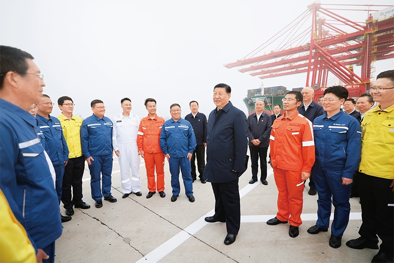 2024年5月22日至24日，中共中央總書記、國家主席、中央軍委主席習(xí)近平在山東考察。這是22日下午，習(xí)近平在日照港親切慰問港口科技工作者、運(yùn)營人員、航運(yùn)人員。 新華社記者 鞠鵬/攝