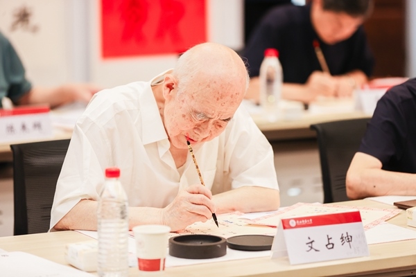 陜西師范大學(xué)毛筆手寫(xiě)錄取通知書(shū)現(xiàn)場(chǎng)。校方供圖