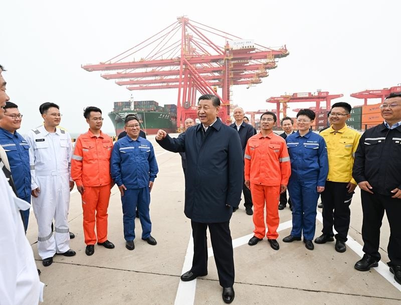 △2024年5月22日，習(xí)近平總書記在山東日照港親切慰問港口科技工作者、運營人員、航運人員。