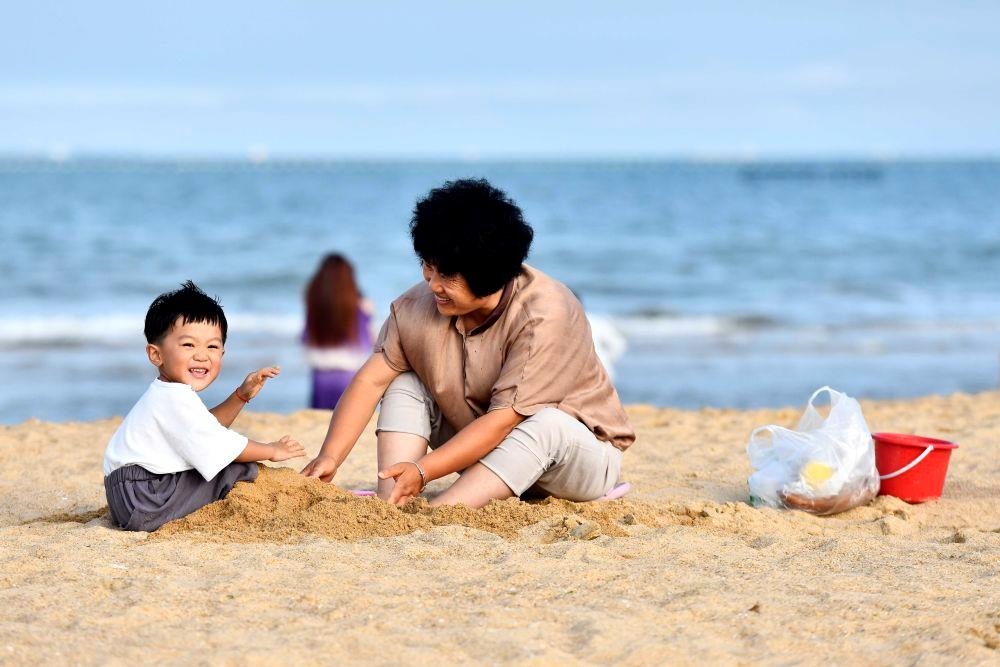 △山東日照陽光海岸綠道沙灘一角。近年來，日照還海于民、還景于民，在保留松林、沙灘、礁石和濕地資源的基礎(chǔ)上，修復(fù)整治生態(tài)岸線，打造出一條長約28公里的陽光海岸綠道，吸引眾多市民游客度假休閑。