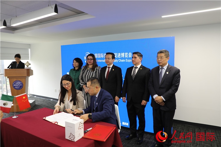 與會(huì)嘉賓簽署關(guān)于共同促進(jìn)墨西哥企業(yè)參加第二屆鏈博會(huì)合作備忘錄。人民網(wǎng) 埃內(nèi)斯托·多明戈斯攝