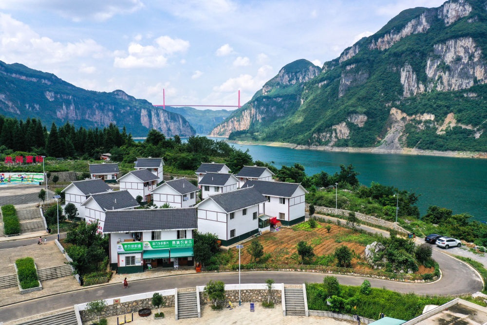 這是貴州省黔西市新仁苗族鄉(xiāng)化屋村麻窩寨易地搬遷集中安置點(diǎn)（2021年7月24日攝，無人機(jī)照片）。新華社記者 楊文斌 攝