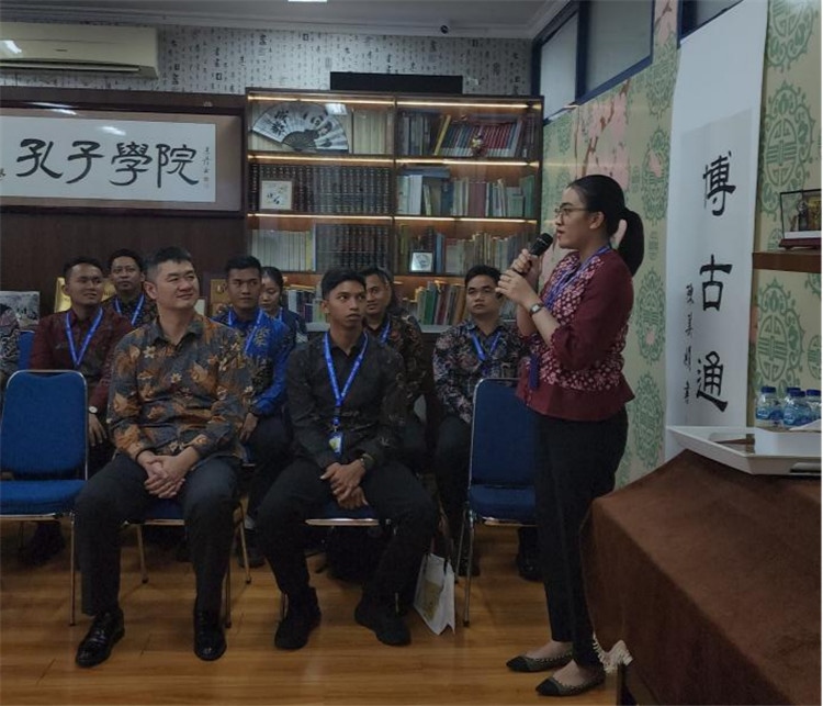 警察學員用漢語進行自我介紹 ?；顒又鬓k方供圖