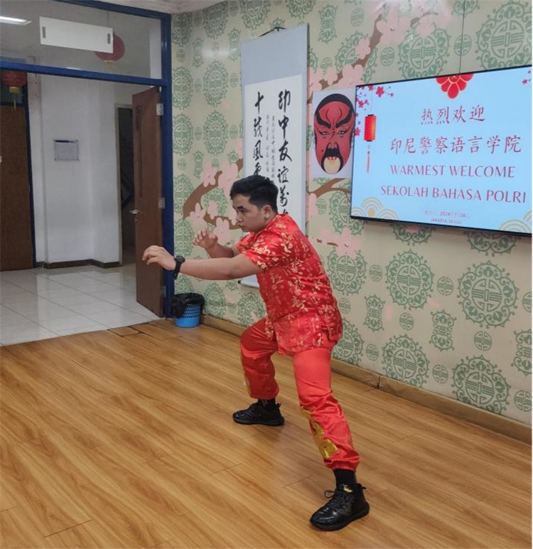 警察學員表演武術?；顒又鬓k方供圖
