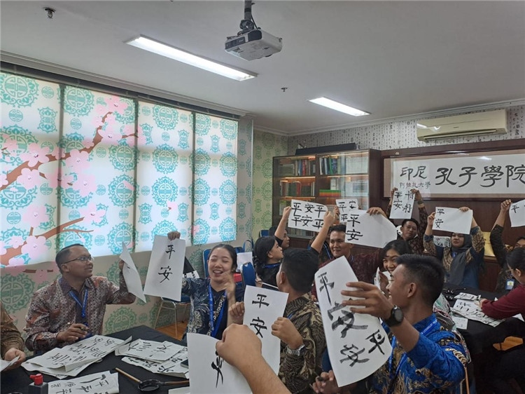 警察學員們展示書法學習成果。活動主辦方供圖