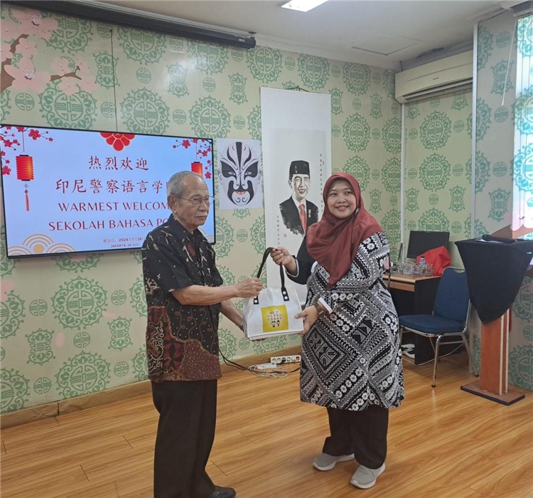 拉哈尤·蘇珊蒂與穆尼交換禮品?；顒又鬓k方供圖