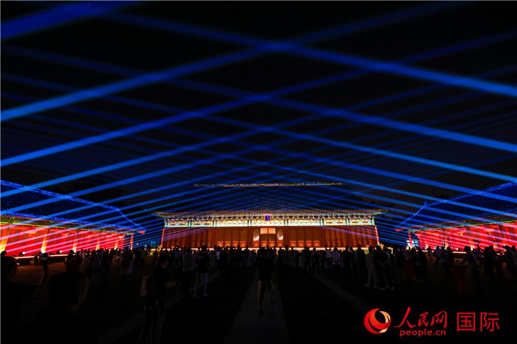 “光影北京——2024世界燈光師大會”開幕式當晚的燈光秀表演。人民網(wǎng)記者 趙益普攝