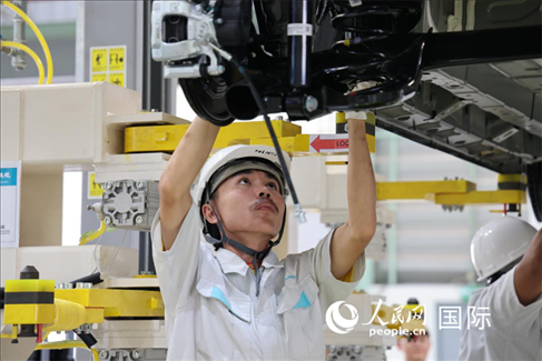 工人在廣汽埃安泰國智能生態(tài)工廠檢查汽車底座。 人民網(wǎng)記者 張矜若 攝
