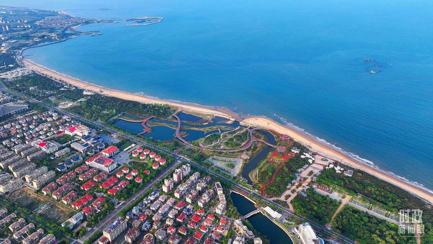 △日照市陽光海岸綠道。近年來，日照市對(duì)沿海裸露場(chǎng)地及岸線破損處進(jìn)行生態(tài)修復(fù)，建成約28公里的陽光海岸綠道，為市民和游客提供了運(yùn)動(dòng)休閑好去處。（總臺(tái)央視記者范凱拍攝）