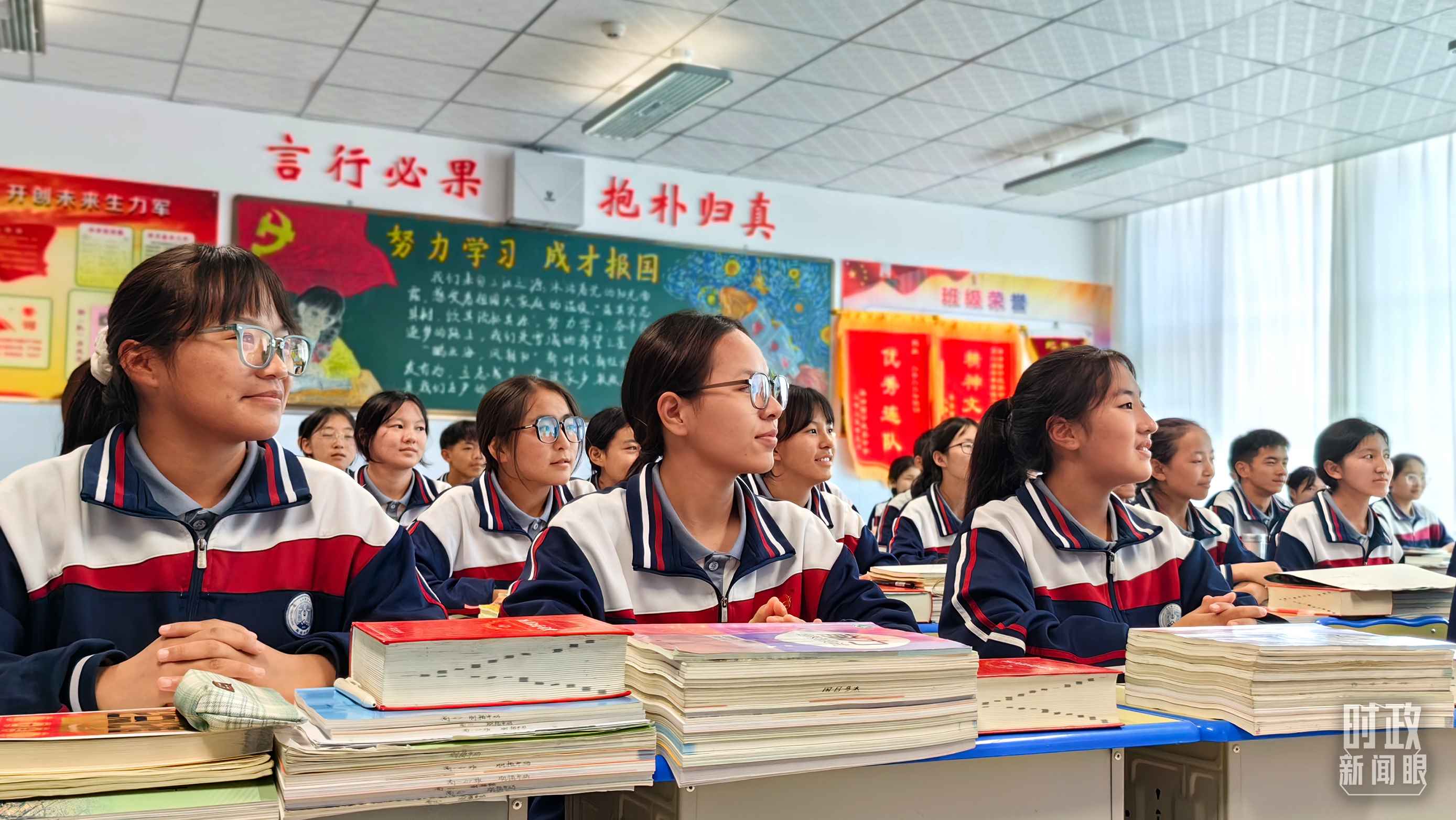△果洛西寧民族中學(xué)高一（1）班的“新時(shí)代、新家鄉(xiāng)”主題思政課。（總臺(tái)央視記者段德文拍攝）