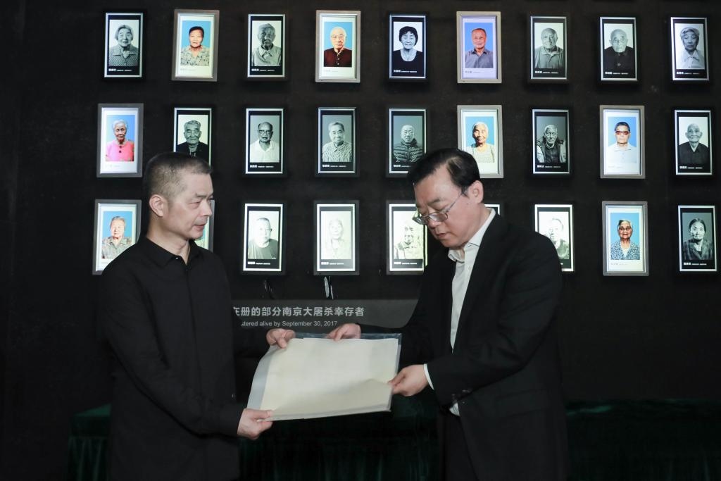 南京大屠殺幸存者高如琴的兒子向軍向侵華日軍南京大屠殺遇難同胞紀念館捐贈高如琴老人相關(guān)物品。（侵華日軍南京大屠殺遇難同胞紀念館供圖）
