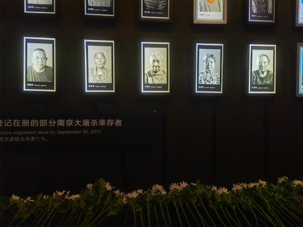 7月18日，侵華日軍南京大屠殺遇難同胞紀念館內(nèi)舉行“熄燈”悼念儀式，為今年離世的5位幸存者老人送行。新華社記者邱冰清 攝