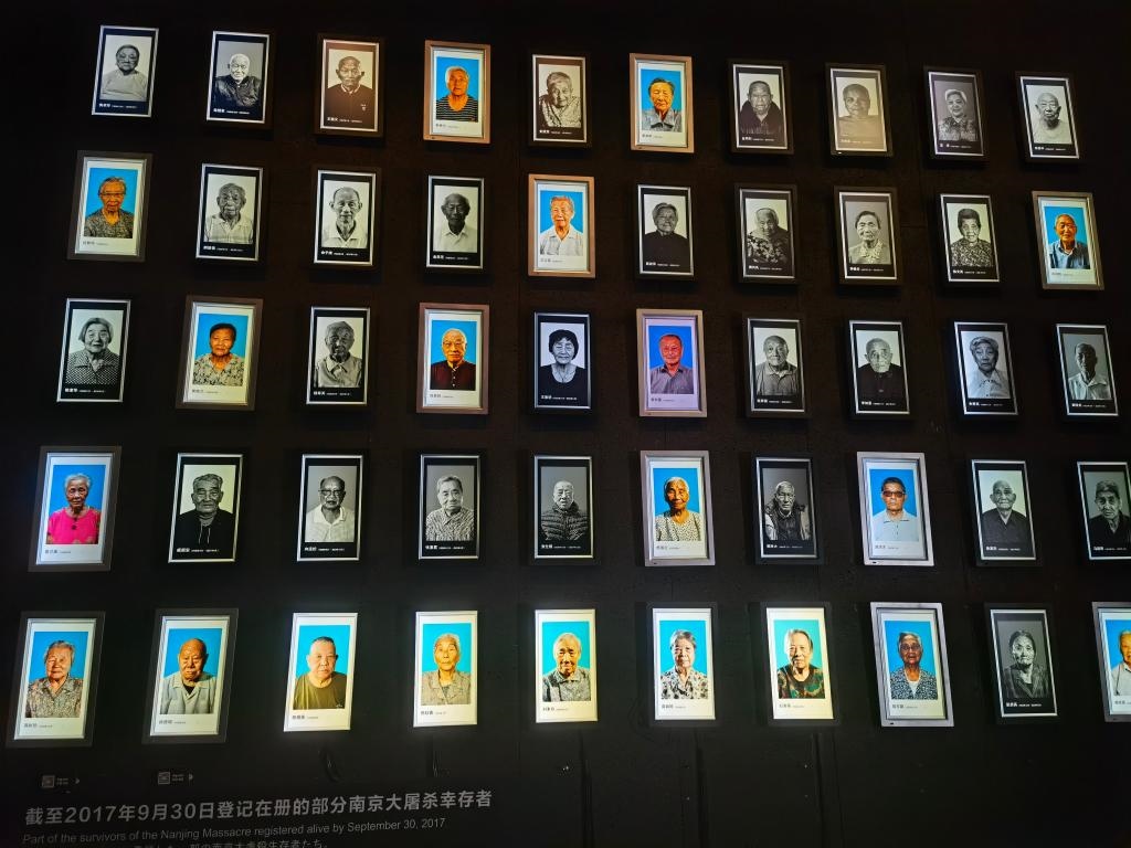 侵華日軍南京大屠殺遇難同胞紀念館內(nèi)的幸存者照片墻局部。新華社記者邱冰清 攝