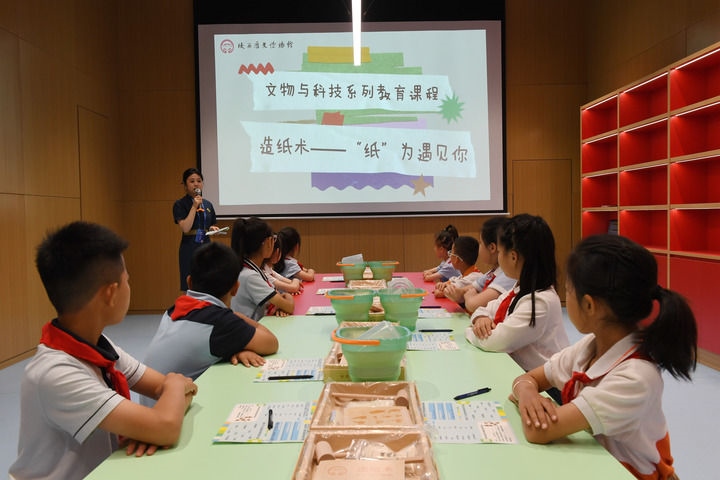 2024年5月18日，小學(xué)生在陜西歷史博物館秦漢館參加“文物與科技”系列教育課程。新華社記者 李一博 攝