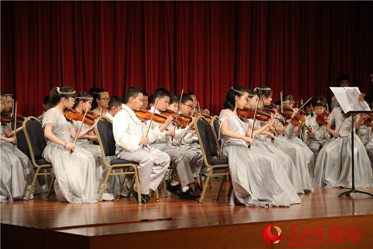 北京市學(xué)生金帆藝術(shù)團(tuán)的學(xué)生們演奏音樂。人民網(wǎng)記者 李志偉攝