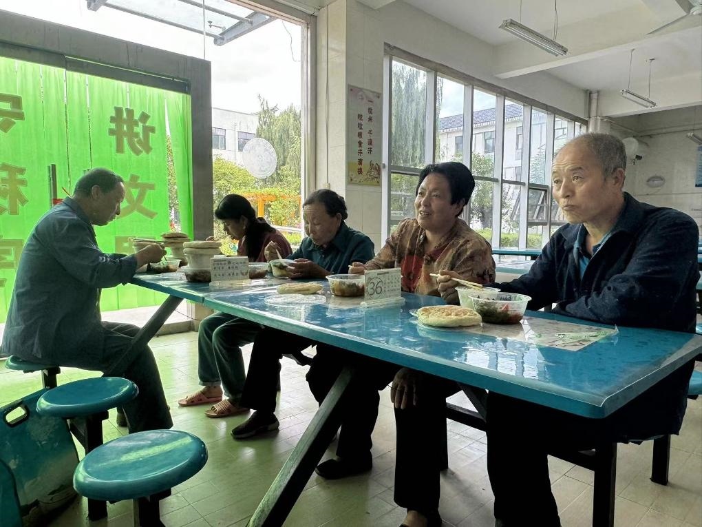 圖為鳳縣河口鎮(zhèn)中心小學(xué)臨時安置點(diǎn)內(nèi)正在吃飯的受災(zāi)群眾。新華社記者 劉彤 攝