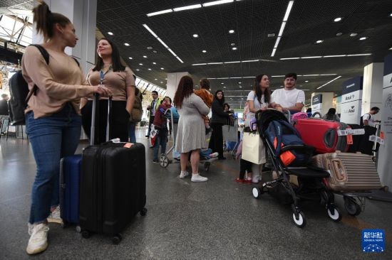 7月19日，受影響航班的旅客在巴西首都巴西利亞機場等待。新華社發(fā)（盧西奧·塔沃拉 攝）