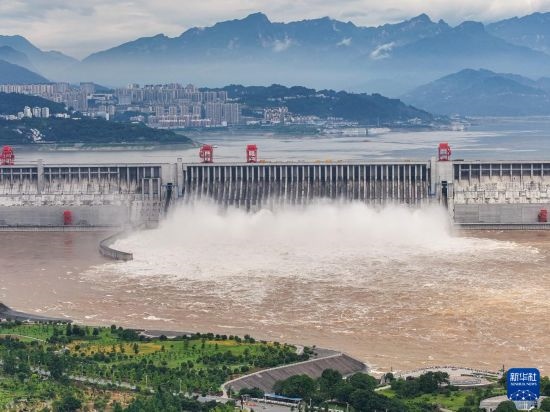 7月20日拍攝的三峽樞紐工程（無(wú)人機(jī)照片）。
