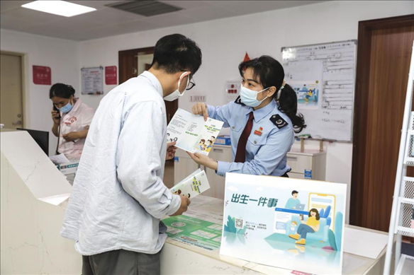 志愿者為葉先生介紹新生兒相關(guān)服務(wù)。云浮市稅務(wù)局供圖